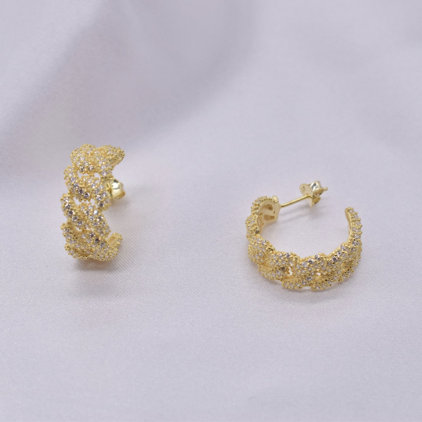 Geflochtene Ohrringe mit Zirkonia - ONYA