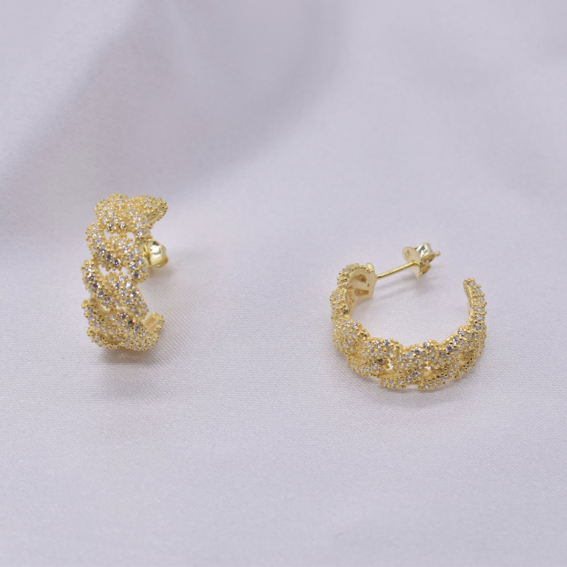 Geflochtene Ohrringe mit Zirkonia - ONYA